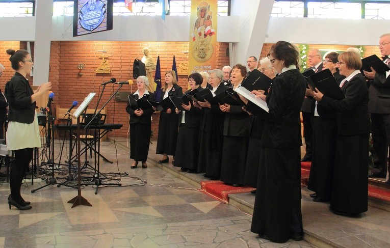 W klimat patriotycznych pieśni wprowadził wykonawców chór "Laudate Dominum" z parafii św. Maksymiliana Kolbego.