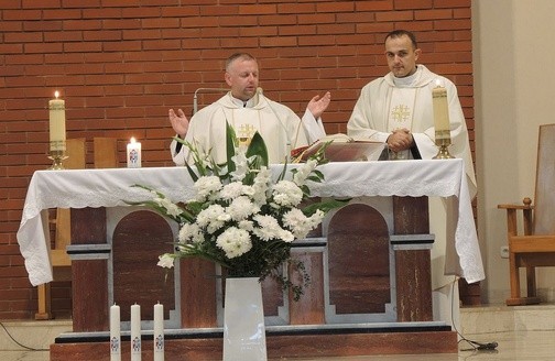 Ks. Paweł Mielecki (L) i ks. Jacek Moskal podczas Eucharystii dla Domowego Kościoła w Hermanicach