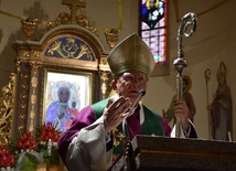 Abp Marek Jędraszewski w parafii w Cichem-Miętustwie