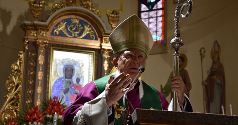 Abp Marek Jędraszewski w parafii w Cichem-Miętustwie