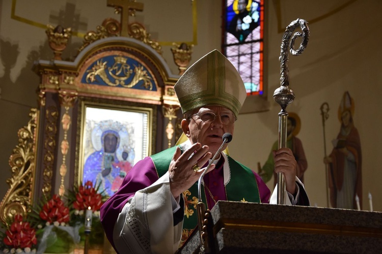 Abp Marek Jędraszewski w parafii w Cichem-Miętustwie