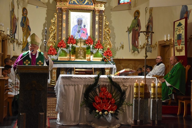 Abp Marek Jędraszewski w parafii w Cichem-Miętustwie