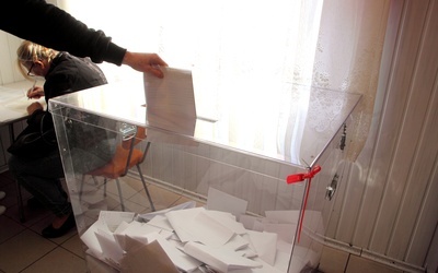 Po raz pierwszy wyborcy wrzucali karty do głosowania do przezroczystych urn