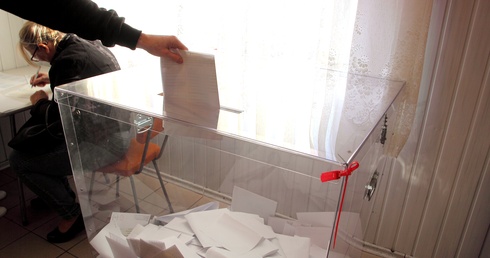 Po raz pierwszy wyborcy wrzucali karty do głosowania do przezroczystych urn