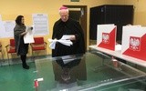 Biskup Ignacy w czasie niedzielnego głosowania.