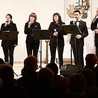 Zespół Spirituals Singers Band est najdłużej istniejącym zespołem wokalnym w Polsce, specjalizującym się w wykonaniach a cappella pieśni negro spirituals