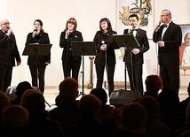 Zespół Spirituals Singers Band est najdłużej istniejącym zespołem wokalnym w Polsce, specjalizującym się w wykonaniach a cappella pieśni negro spirituals