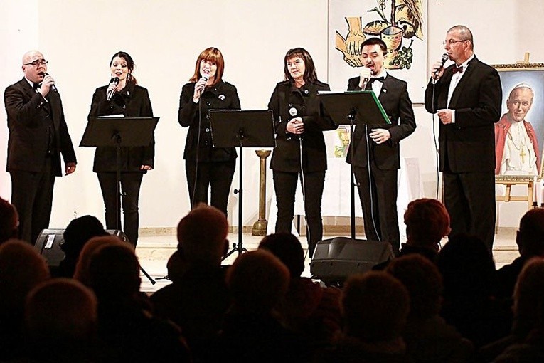 Zespół Spirituals Singers Band est najdłużej istniejącym zespołem wokalnym w Polsce, specjalizującym się w wykonaniach a cappella pieśni negro spirituals