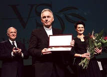 ▲	Gala, podczas której ks. Mieczysław Puzewicz odebrał nagrodę, odbyła się w krakowskim Teatrze im. J. Słowackiego.