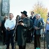 ▲	Modlitwa Żydów na dawnym cmentarzu obok pomnika upamiętniającego pomordowanych.