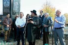 ▲	Modlitwa Żydów na dawnym cmentarzu obok pomnika upamiętniającego pomordowanych.