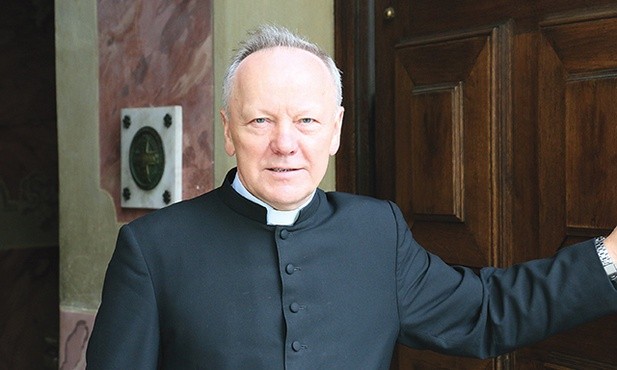 Ks. Adam Lewandowski zachęca, by rozmawiać o Bożych sprawach.