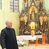 ▲	Proboszcz ks. Grzegorz Krząkała w kościele św. Jadwigi Śląskiej. 