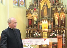 ▲	Proboszcz ks. Grzegorz Krząkała w kościele św. Jadwigi Śląskiej. 