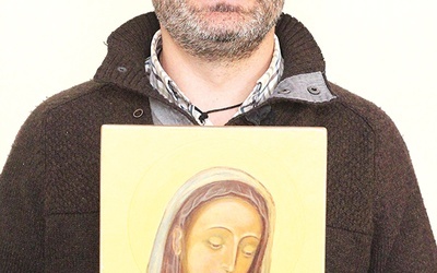 	– Maryja przez znak krzyża chce wejść w historię naszego narodu i okryć nas swoim płaszczem – mówi Grzegorz Kiciński, stołeczny pielgrzym. 