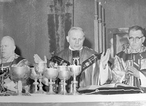 Kard. Karol Wojtyła 45 lat temu przewodniczył Eucharystii. Z lewej bp Ignacy Tokarczuk.