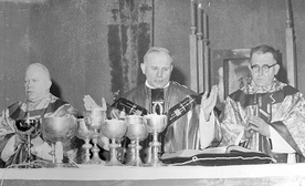 Kard. Karol Wojtyła 45 lat temu przewodniczył Eucharystii. Z lewej bp Ignacy Tokarczuk.