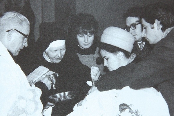 Siostra Iwona zmarła 8 sierpnia 1990 roku. Na zdjęciu: Ks. prał. Andrzej Kostka w asyście s. Iwony chrzci dziecko.