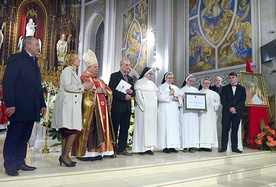 ▲	Wspólna fotografia zdobywczyń nagrody, bp. Henryka Tomasika i kapituły Funduszu im. bp. Jana Chrapka.