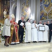 ▲	Wspólna fotografia zdobywczyń nagrody, bp. Henryka Tomasika i kapituły Funduszu im. bp. Jana Chrapka.