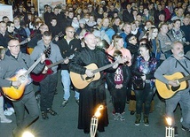 ▲	Wśród gitarzystów był bp Piotr Turzyński.