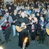 ▲	Wśród gitarzystów był bp Piotr Turzyński.