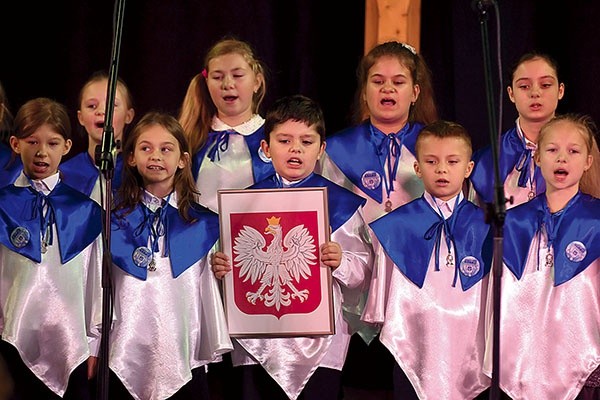 Jeden z zespołów pojawił się na scenie z godłem Polski.