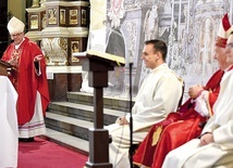 Biskup Jacek składa życzenia solenizantowi.