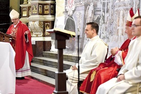 Biskup Jacek składa życzenia solenizantowi.