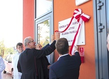 Tablicę odsłonił m.in proboszcz z Lutyni,  ks. Jan Banik.