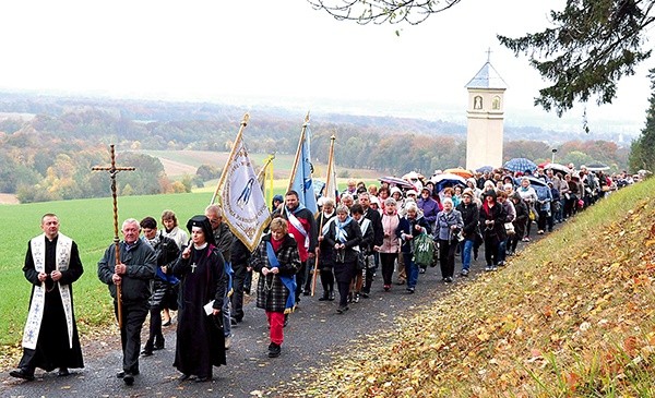 Pielgrzymkę zakończyły Różaniec i Koronka do Bożego Miłosierdzia odmawiane w drodze do ołtarza papieskiego.