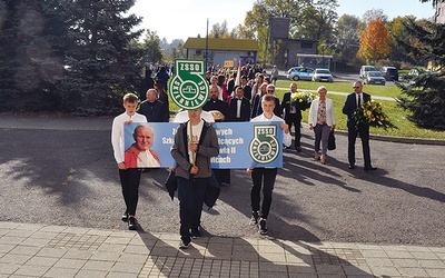 W marszu wzięła  udział cała społeczność szkoły sportowej im. Jana Pawła II.