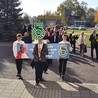 W marszu wzięła  udział cała społeczność szkoły sportowej im. Jana Pawła II.
