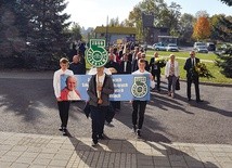 W marszu wzięła  udział cała społeczność szkoły sportowej im. Jana Pawła II.