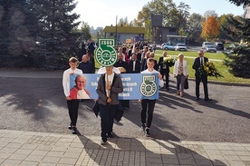 W marszu wzięła  udział cała społeczność szkoły sportowej im. Jana Pawła II.