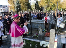 Modlitwa bp. Mirosława Milewskiego przy jednym z odnowionych pomników.