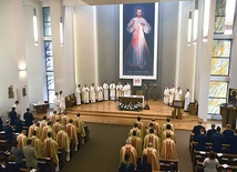 Mszy św. 20 października w kaplicy seminaryjnej przewodniczył bp Edward Dajczak. Koncelebrowało z nim 25 prezbiterów i 3 biskupów.