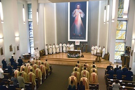 Mszy św. 20 października w kaplicy seminaryjnej przewodniczył bp Edward Dajczak. Koncelebrowało z nim 25 prezbiterów i 3 biskupów.