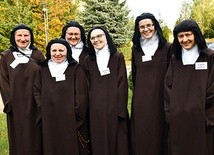 W diecezji koszalińsko-kołobrzeskiej siostry karmelitanki są w Bornem Sulinowie. Na zdjęciu s. Bernadetta i s. Joanna z tej wspólnoty (druga i trzecia od lewej).