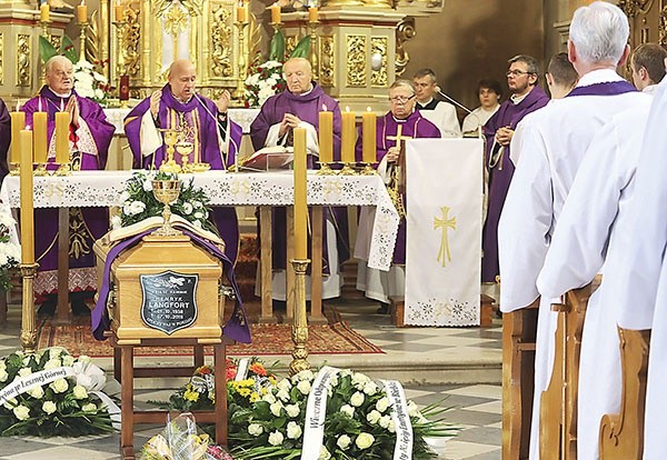 Trumnę złożono na cmentarzu parafialnym znajdującym się tuż przy świątyni.