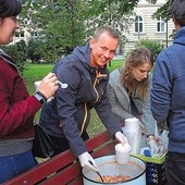 Co niedzielę o 18.00 wolontariusze częstują ciepłym posiłkiem każdego, kto przyjdzie.