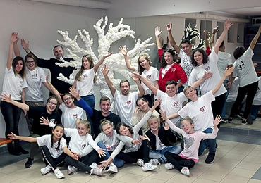 Grupa Teatralna Cordis z ks. Wojciechem Sajdą, jej duchowym opiekunem