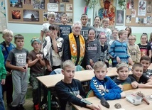 Ks. Tadeusz Faryś w czasie katechezy o misjach.
