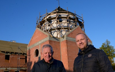 Stefan Grzywacz (z lewej) i Tomasz Sałek nadzorują budowę ośrodka