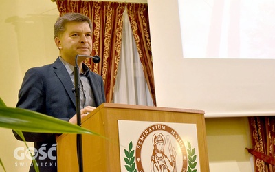 Grzegorz Górny w czasie wykładu skierowanego do młodzieży