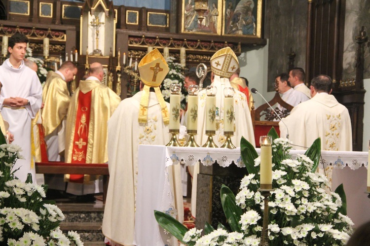 Poświęcenie tablicy pamiątkowej ks. Krzemienia w Rzepienniku Biskupim