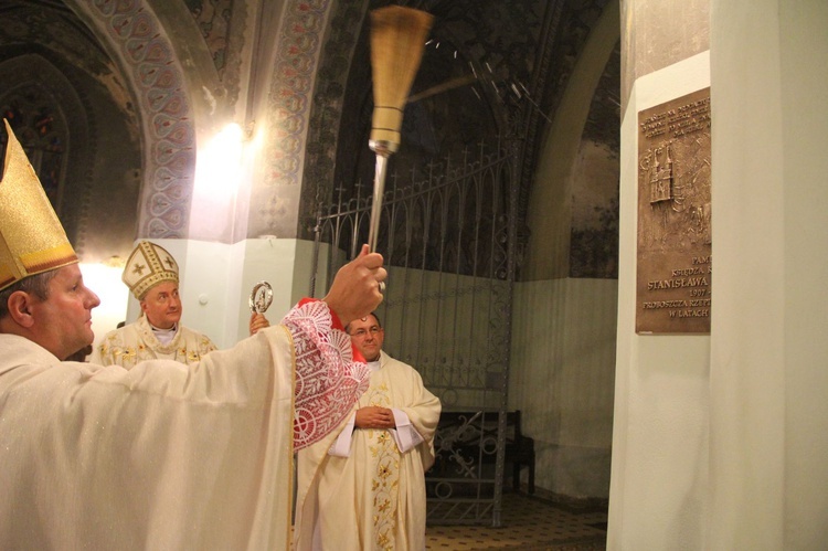 Poświęcenie tablicy pamiątkowej ks. Krzemienia w Rzepienniku Biskupim