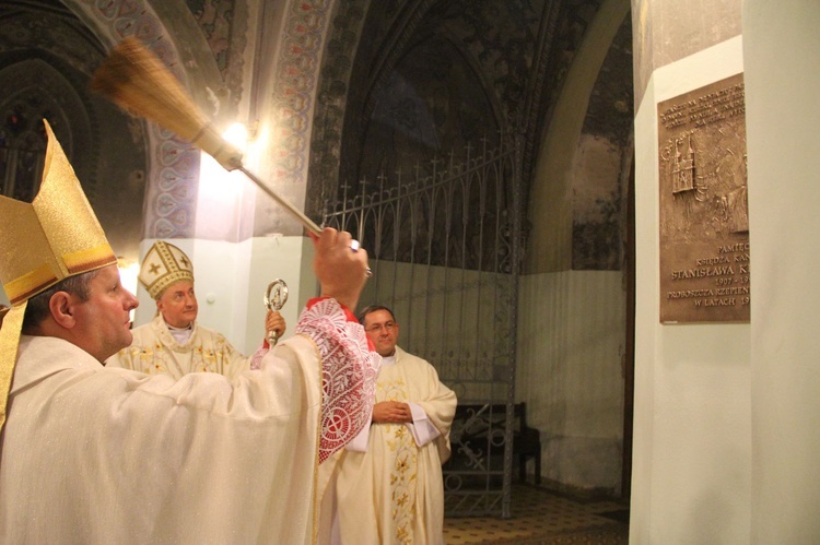 Poświęcenie tablicy pamiątkowej ks. Krzemienia w Rzepienniku Biskupim