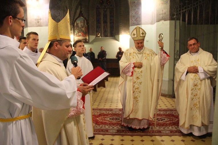 Poświęcenie tablicy pamiątkowej ks. Krzemienia w Rzepienniku Biskupim