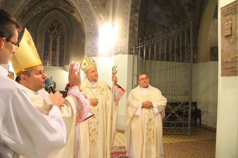 Poświęcenie tablicy pamiątkowej ks. Krzemienia w Rzepienniku Biskupim